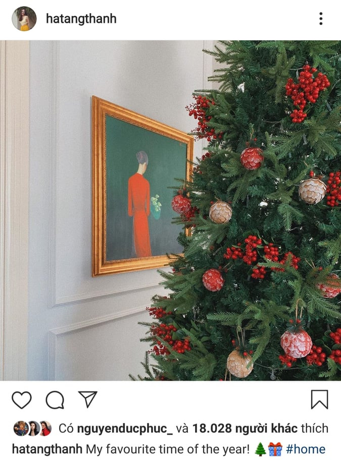 Mùa Giáng sinh năm ngoái, Tăng Thanh Hà trang trí cây thông cầu kỳ i trái chau, bông tuyết và chùm đèn đặt ở một góc trang trọng trong căn biệt thự. Ảnh: Instagram