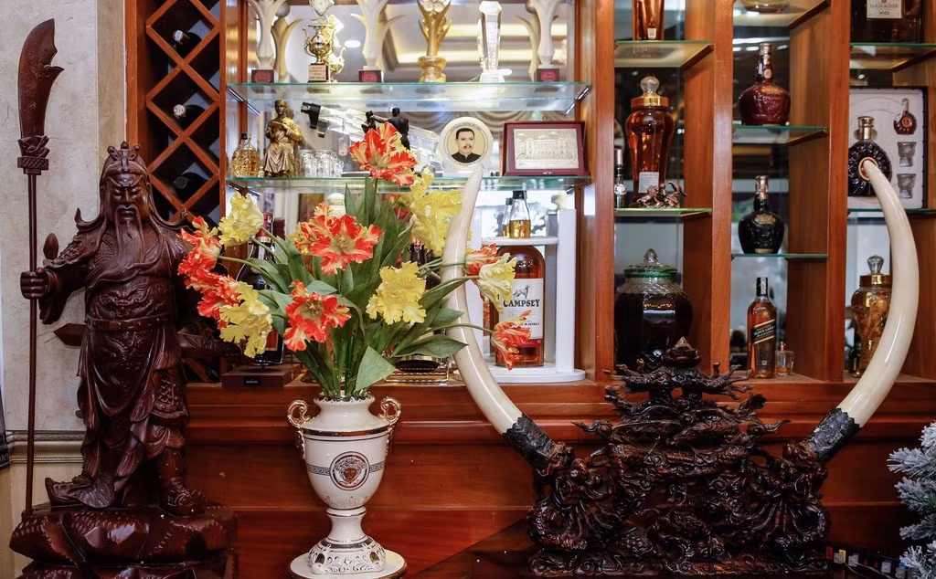 Trong phòng khách, tài tử nổi tiếng thập niên 1990 trưng bày nhiều hình ảnh gia đình, giải thưởng mà các thành viên đạt được trong sự nghiệp diễn xuất. Ảnh: Zing.