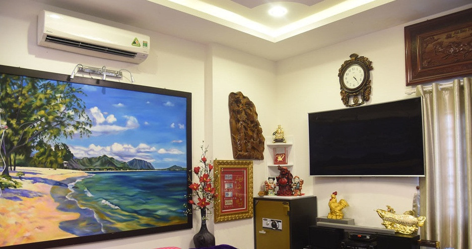 Phòng ngủ riêng của Lý Hùng có nội thất gỗ chủ đạo. Ảnh: Vietnamnet.