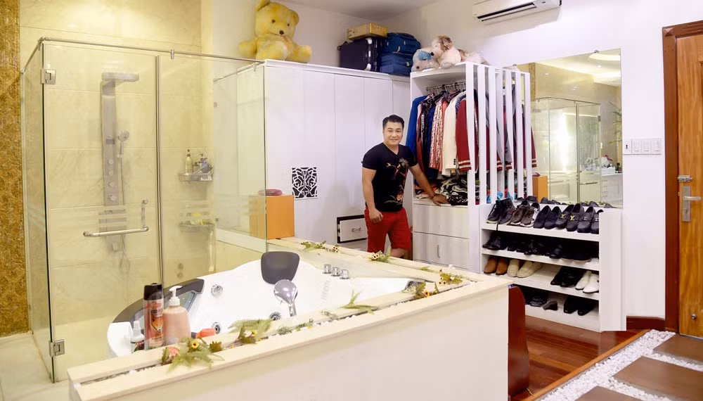 Phòng tắm toàn bộ bằng đá, có bồn tắm lớn, kệ để hàng chục đôi giày. Ảnh: Vietnamnet.