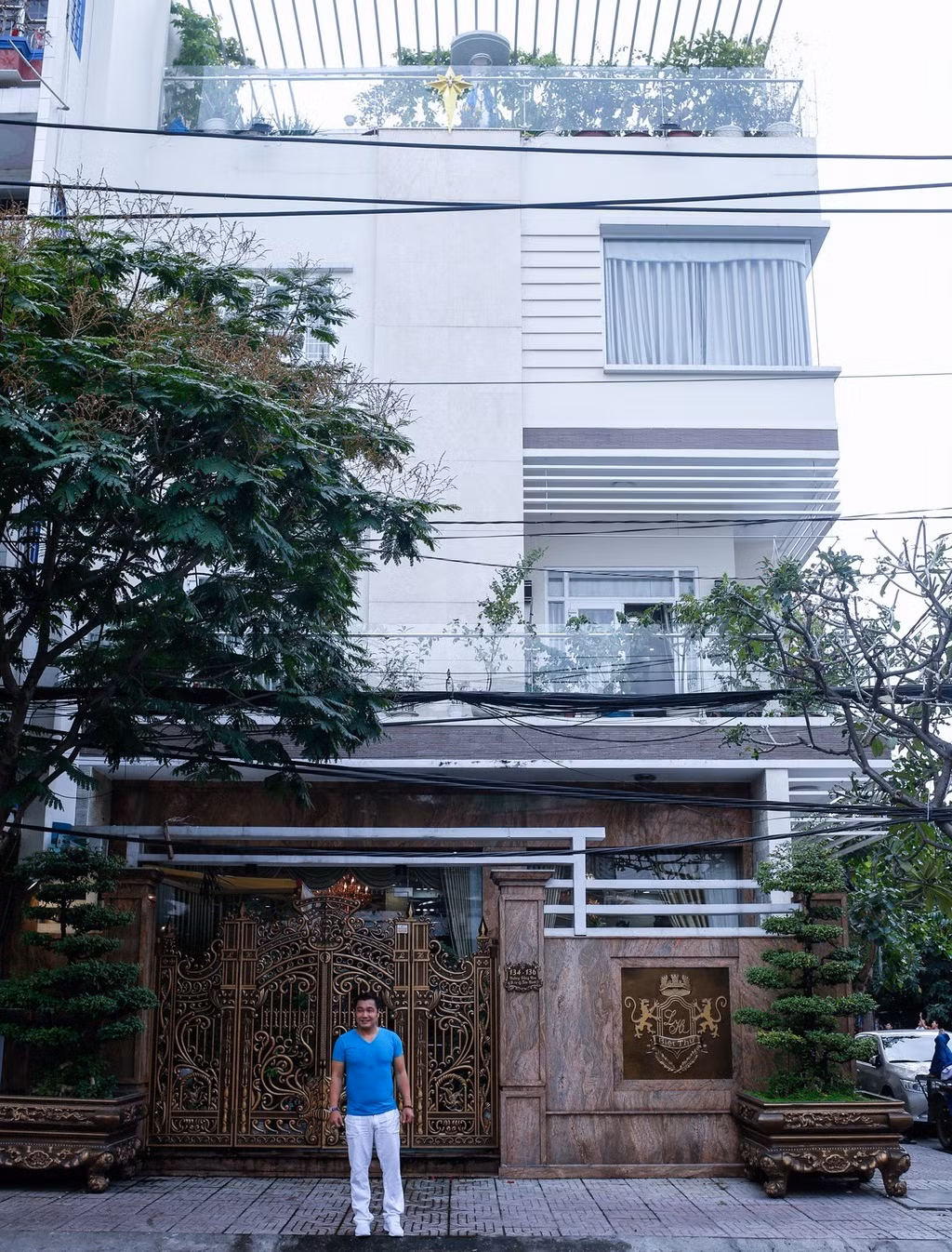 Trước đây, diễn viên Lý Hùng sinh sống tại ngôi nhà nằm trên đường 3/2 Quận 11, TP.HCM hơn 30 năm. Sau này, nhằm đảm bảo sức khoẻ cho ba là NSND Lý Huỳnh, đồng thời cả nhà được đoàn tụ gần bên nhau, Lý Hùng quyết định sửa toàn bộ ngôi nhà tại Bàu Cát – Quận Tân Bình. Ảnh: Zing.