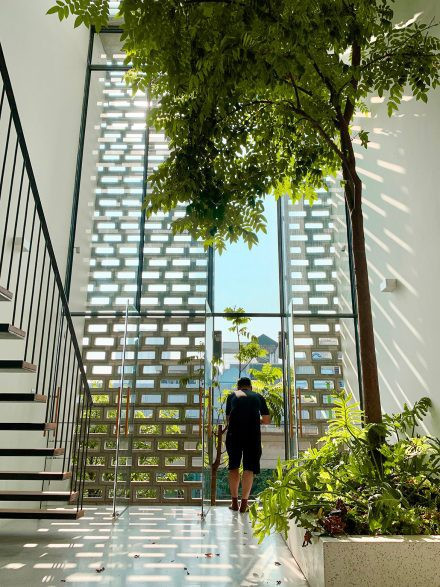 Điểm nổi bật của căn nhà là mặt tiền được thiết kế hai lớp với lớp vỏ ngoài cùng bằng gạch xếp tạo lỗ và lớp trong bằng kính khung sắt. Ảnh: Habitus Living.