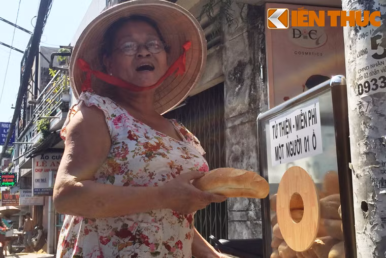 "Tủ bánh mì với sự hỗ trợ của bà X.L đã ít nhiều giúp đỡ cho ngững người lao động nghèo có thu nhập thấp đỡ phần nào tiền ăn sáng. Ngay cả buổi trưa hoặc chiều cũng có rất nhiều người đến", bác Bảy, một người dân địa phương chia sẻ.