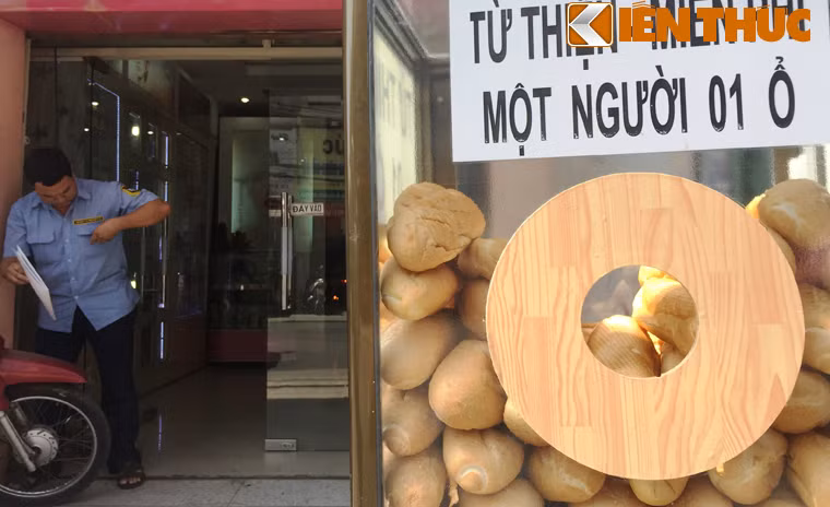 Suốt từ sáng sớm đến chiều tối mỗi ngày trong tuần, tủ bánh mì từ thiện luôn đầy ắp để phục vụ miễn phí cho người dân.