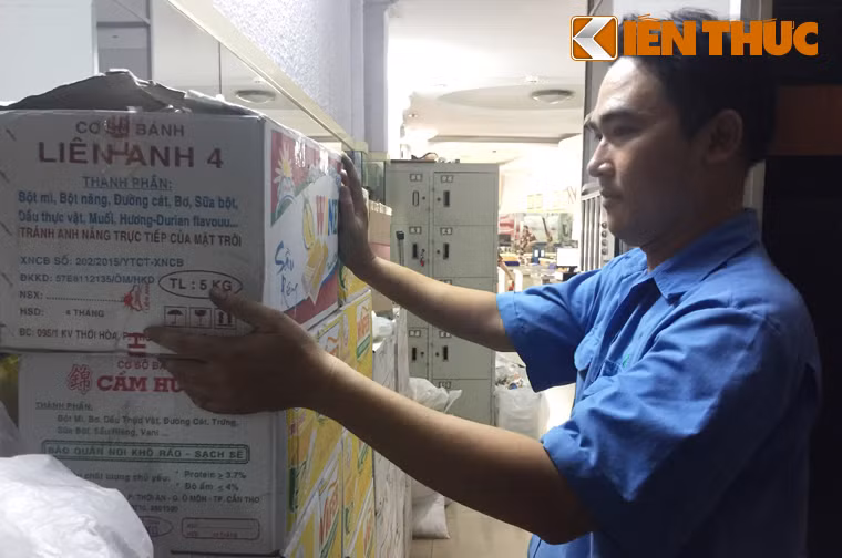 Được biết, hàng chục năm qua, bà X.L cùng người thân của mình thường xuyên làm công việc từ thiện giúp đỡ cho người nghèo ở địa phương, các bệnh nhân khốn khó tại nhiều bệnh viện. Dịp Tết năm nay, bà cũng đã chuẩn bị sẵn hàng nghìn phần quà như gạo, mì, sữa, bánh kẹo, đường, nước tương...để phát cho người nghèo.