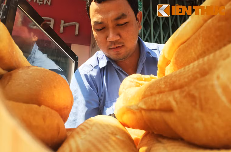 Được biết khi mới đặt tủ bánh mì, chủ cơ sở X.L "thử nghiệm" khoảng 100 chiếc; tuy nhiên những ngày sau, nhu cầu sử dụng của người dân tăng dần nên hiện nay, mỗi ngày bà X.L đặt từ 150 đến 200 ổ để phục vụ người dân.