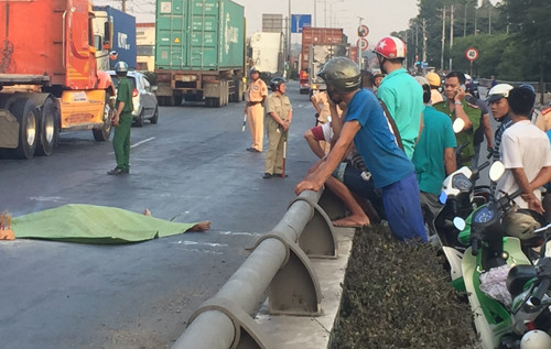 TPHCM: Giua QL1 dong duc, oto can chet nguoi van chay thoat?