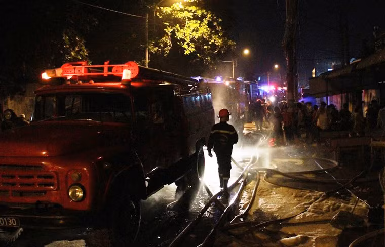 Trước đó khuya 13/1, hàng chục hộ dân sống trọ trên đường số 1A, xã Vĩnh Lộc B, huyện Bình Chánh, TP HCM đang say giấc đã bừng tỉnh khi phát hiện lửa bao trùm kho vải vụn sát bên đang khoá cửa bên ngoài.