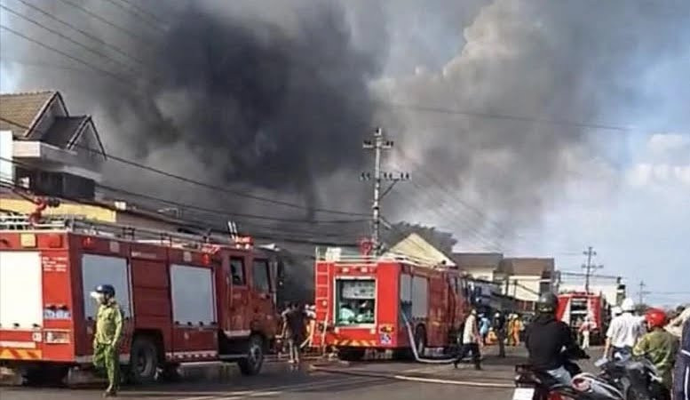 Cháy lớn tại cửa hàng tạp hóa ở Đắk Lắk Chay lon tai cua hang tap hoa o Dak Lak