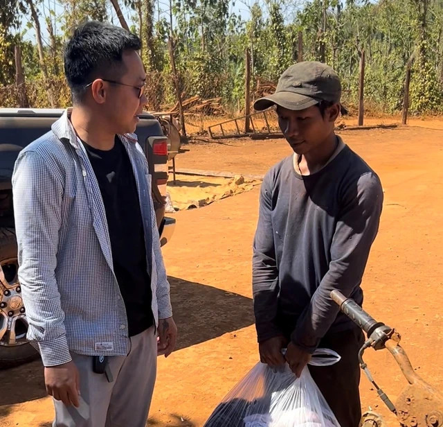 Xuc dong truoc su tu te cua chang trai ngheo nguoi dan toc E De