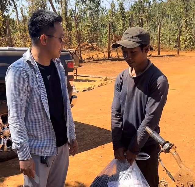 Xuc dong truoc su tu te cua chang trai ngheo nguoi dan toc E De