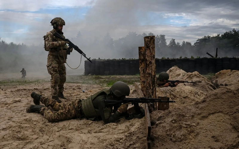 Trang tin tức độc lập “Meduza” cho rằng một đơn vị cơ giới của quân Nga đã tiến đến ngoại ô phía đông của Kurakhove, và các lực lượng Nga khác đang áp sát thị trấn từ phía bắc và phía nam. “Đây là chiến thuật tiêu chuẩn của quân Nga, tức là chiếm các khu đất cao bên ngoài thị trấn và nổ súng buộc Quân đội Ukraine trong thành phố phải sơ tán”. Ảnh: New York Times.