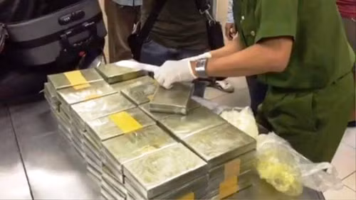 C47, BCA triệt phá đường dây mua bán, vận chuyển ma túy lớn nhất từ trước tới nay ở TPHCM, do Phan Hữu Hiệu (còn gọi là Chuột) cầm đầu thu giữ 179 bánh heroin,