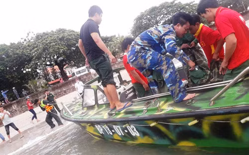 Canô của Đồn Biên phòng Côn Đảo đưa ngư dân bị nạn vào bờ .Ảnh: Bộ đội biên phòng cung cấp.