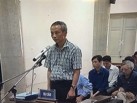 Bị cáo Trần Cao Bằng: "Tôi đề nghị tòa lấy tài liệu mà đọc chứ tôi không xác nhận". Nguồn: Infonet