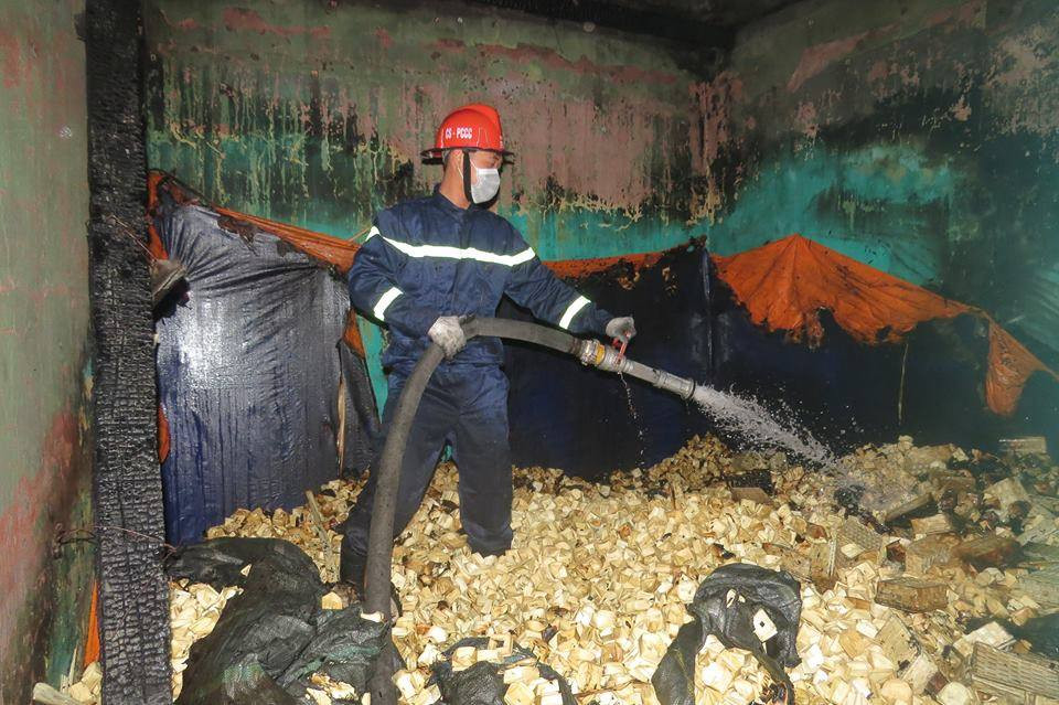 Ngọn lửa thiêu rụi kho nguyên liệu bánh trị giá hàng trăm triệu.