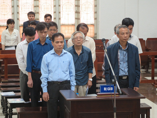 Các bị cáo tại phiên tòa sáng nay. Nguồn ảnh: Tuổi Trẻ