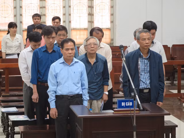 Các bị cáo tại phiên tòa sáng nay. Nguồn ảnh: Tuổi Trẻ