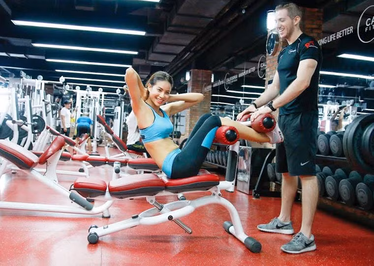 Một buổi tập luyện của Hoa hậu Hoàn vũ Việt Nam 2015 trước ngày lên đường dự thi.