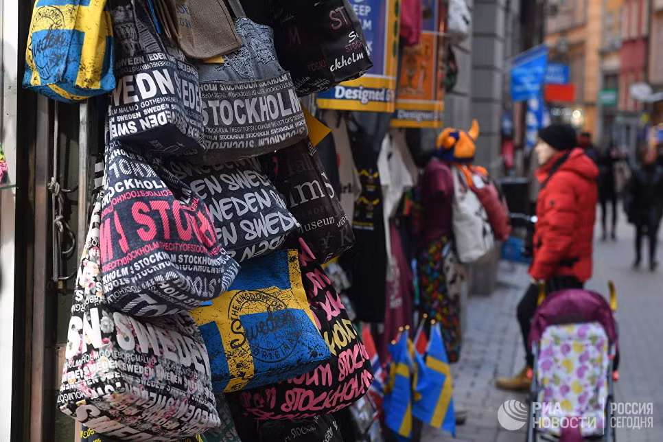 Drottninggatan cũng là nơi tập trung nhiều nhất các cửa hiệu, nhà hàng và quầy bán đồ lưu niệm. Ảnh Ria.
