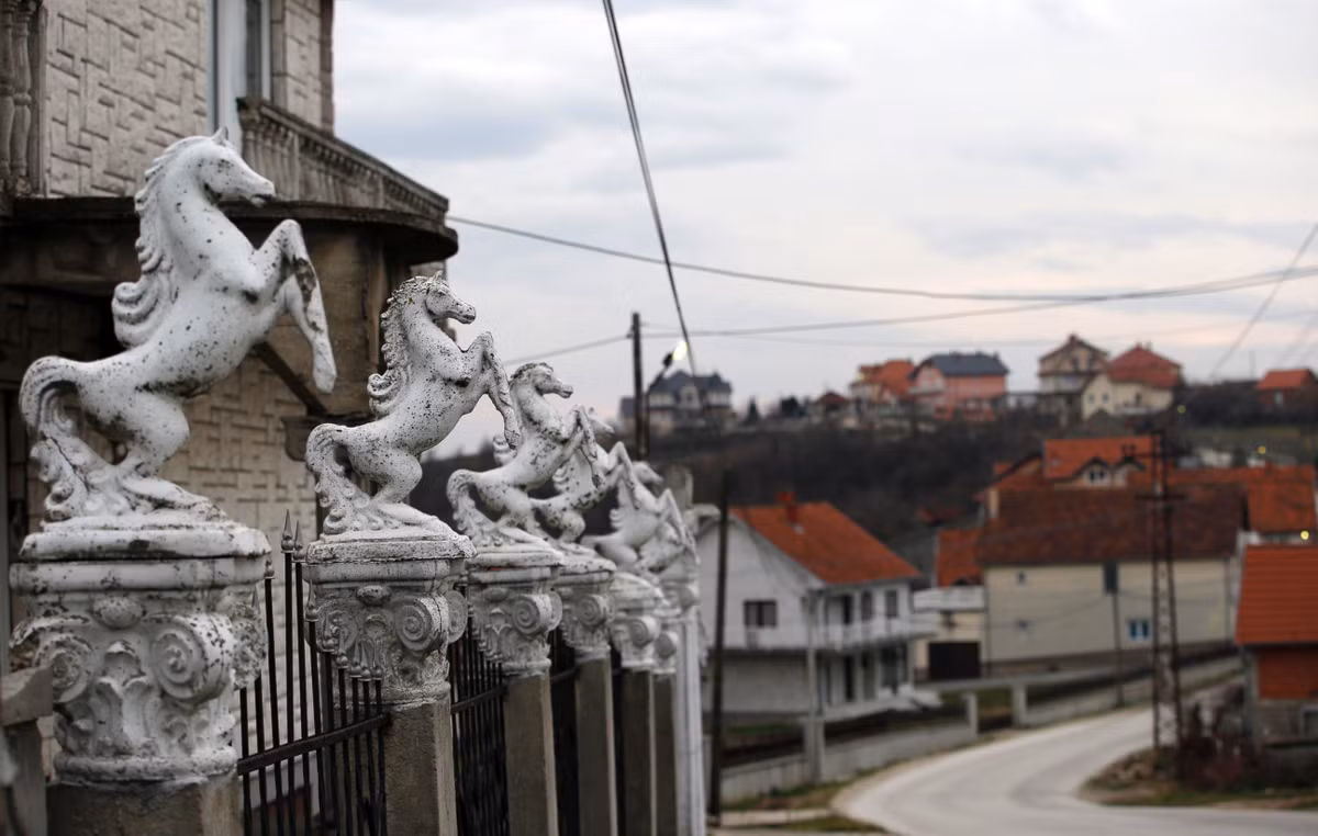 Lý do là vì chủ nhân của những căn biệt thự này đều đang làm việc ở nước ngoài và họ hiếm khi có thời gian trở về nhà. Ảnh abcnews.