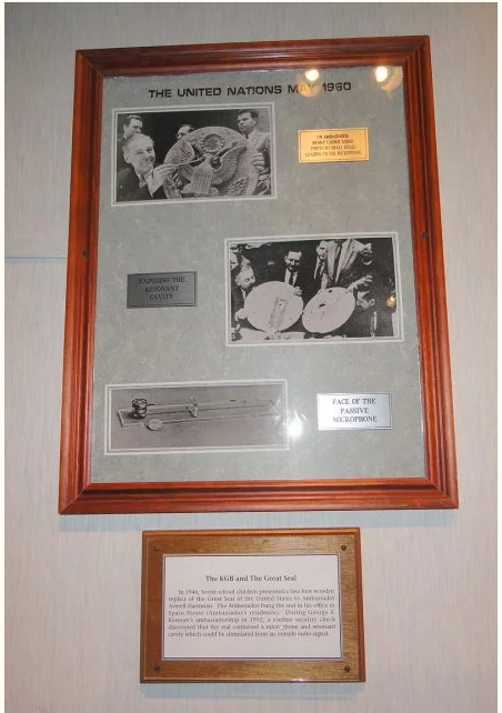 Đại sứ Mỹ Averell Harriman rất yêu thích món quà và đã treo nó trên tường trong phòng làm việc suốt 7 năm cho đến năm 1952, tấm phù điêu được phát hiện là có chứa thiết bị gián điệp nghe lén bên trong. Ảnh thevintagenews.