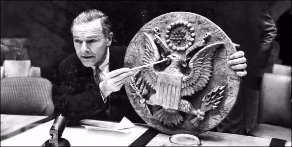 John Ford và Joseph Bezjian chính là các kỹ thuật viên đã phát hiện ra thiết bị nghe lén này. Ảnh cryptomuseum.