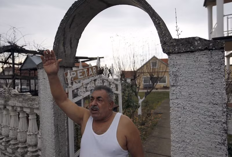 Cửa hàng và đường xá cũng không có ở ngôi làng Gomilica này. Ảnh googleapis.