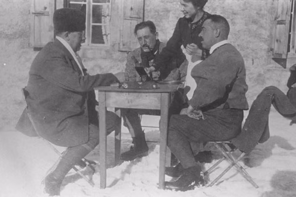 Tại Thế vận hội mùa đông 1924, bộ quần áo 3 chiếc (bộ đồ gồm quần, áo gilê và áo vét-tông), mũ nồi dệt và cà vạt là trang phục bắt buộc đối với nhiều vận động viên. Ảnh: The Sun.