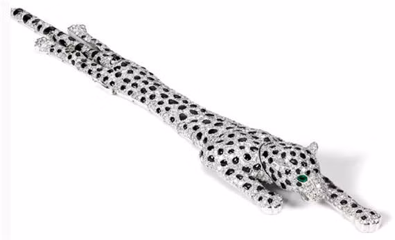 Chiếc vòng tay hình con báo được làm từ uby, sapphire, kim cương và ngọc lục bảo.