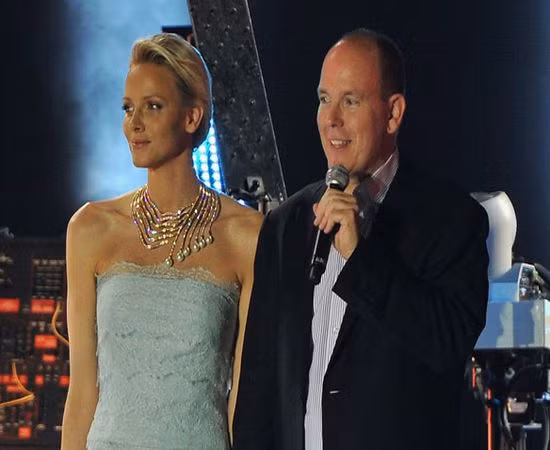 Công chúa xứ Monaco Charlene Wittstock sở hữu chiếc vòng cổ làm từ 1.237 viên kim cương cùng 6 viên ngọc trai lớn và vàng hồng 18K.