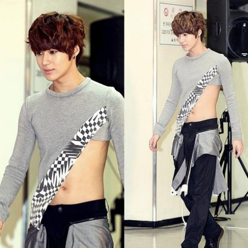 Em út Tae Min của SHINee gây sốc với chiếc áo hở rốn.