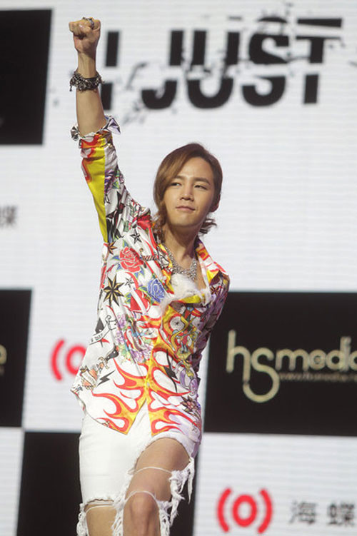 Trang phục rườm rà khiến anh chàng Jang Geun Suk mất điểm.