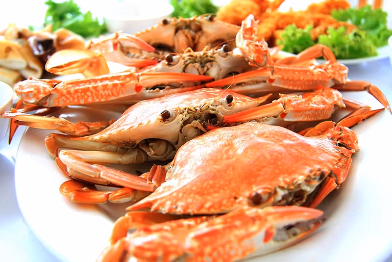 Đặt nồi lên bếp đun sôi rồi hạ bếp về mức trung bình. Khi cả con cua chuyển sang màu cam là cua đã chín. Cua ăn nóng và chấm với muối chanh. ót.