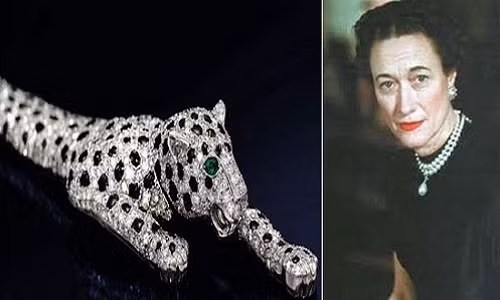 Wallis Spencer vốn là người Mỹ, đã lấy hoàng tử Anh Edward - công tước Windsor. Sau đám cưới nữ công tước sở hữu hàng loạt trang sức đắt giá, trong số đó phải kể đến chiếc vòng tay phá vỡ mọi kỷ lục về đấu giá, lên tới 12,4 triệu USD (khoảng 255,2 tỷ đồng).