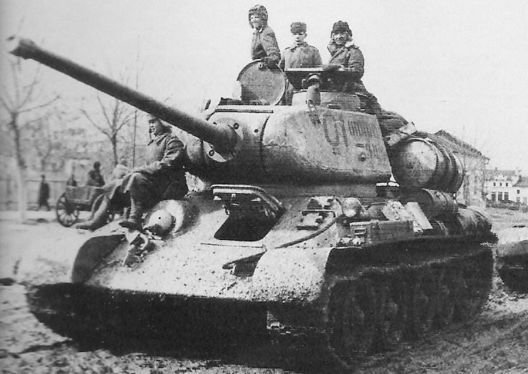 Cũng chính vì được sản xuất trên dây chuyền thiếu đồng bộ đã khiến các chi tiết trên xe tăng T-34 không thể "khít" được với nhau hoàn toàn, biến nó trở thành chiếc xe tăng "thô" bậc nhất cuộc chiến này. Nguồn ảnh: Thearchive.