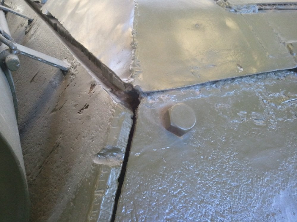 Cho tới tận ngày nay, những chiếc xe tăng T-34 còn lưu lại trong các viện bảo tàng vẫn mang trên mình bằng chứng về việc chúng đã được lắp ráp một cách thiếu chuyên nghiệp như thế nào, khi mà người ta có thể đút vừa một ngón tay vào giữa các tấm giáp hàn trên xe tăng. Nguồn ảnh: Thearchive.