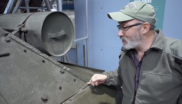 Đây chính là bằng chứng cho việc những chiếc xe tăng T-34 được lắp ráp và hàn bởi thợ thiếu tay nghề, bản thân các tấm giáp cán được cắt cũng không chuẩn, độ lệch lớn khiến cho việc lắp khít là điều bất khả thi. Nguồn ảnh: Thearchive.