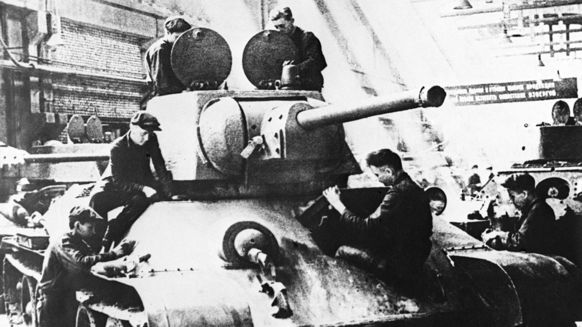 Có rất nhiều lý do để T-34 có thể trở thành chiếc xe tăng được sản xuất nhiều nhất trong lịch sử, một trong số đó là thiết kế của xe tăng hạng trung T-34 quá đơn giản và dễ lắp ráp. Nguồn ảnh: Thearchive.