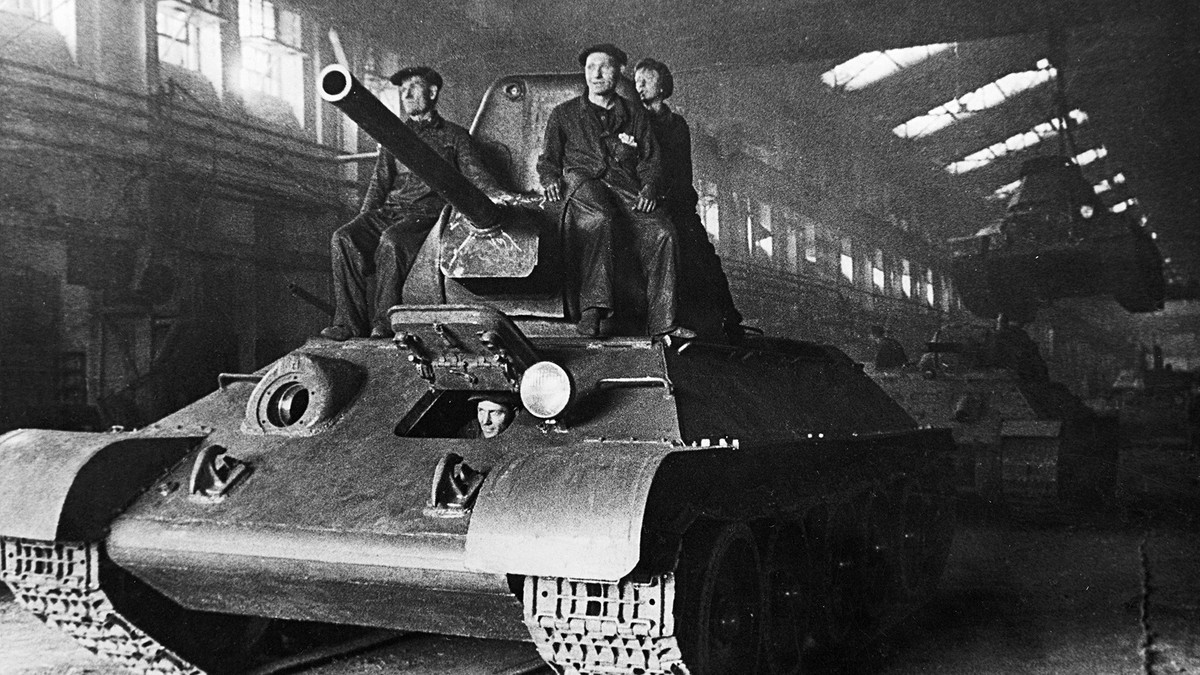 Hai yếu tố then chốt kể trên kết hợp với yếu tố số lượng nhiều vô kể, tốc độ sản xuất nhanh chóng mặt đã giúp T-34 trở thành loại xe tăng "định hình" cuộc Chiến tranh Thế giới thứ hai. Nguồn ảnh: Thearchive.
