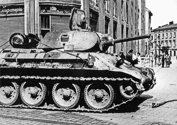  Xe tăng T-34 là một tượng đài của Liên Xô trong Chiến tranh Thế giới thứ hai, tính tới thời điểm chiến tranh kết thúc, đã có tới hơn 57.000 chiếc T-34 được ra đời, chiếm 50% quân số thiết giáp của Liên Xô và nhiều hơn bất cứ loại xe tăng nào khác tham gia cuộc chiến này. Nguồn ảnh: Thearchive.