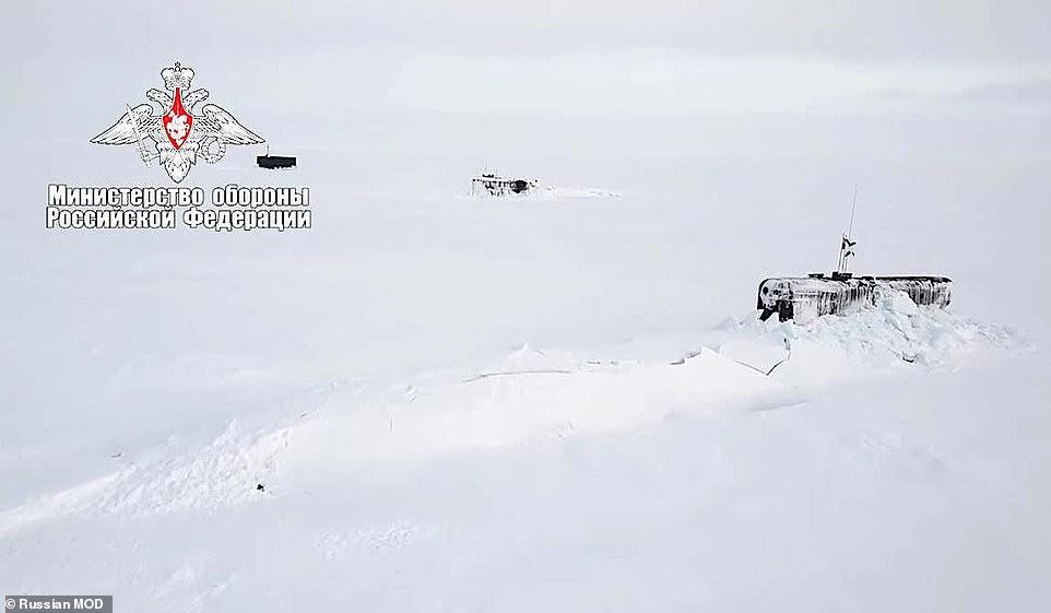 Mới đây, Nga cũng thử nghiệm tới 3 tàu ngầm được thiết kế để mang vũ khí tàng hình. Tuần trước, cuộc tập trận trên tàu ngầm diễn ra với 3 tàu ngầm nổi lên cùng một lúc ở vùng băng cực.