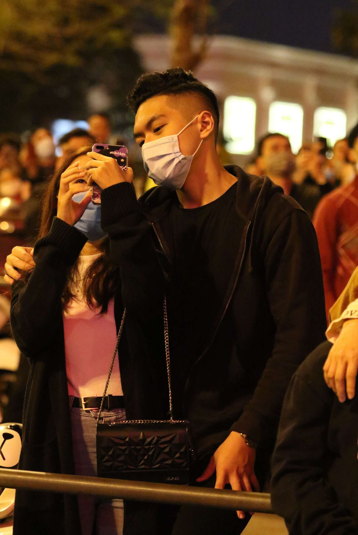 Những cặp bạn trẻ đón thời khắc Giao thừa dưới ánh sáng của màn pháo hoa "độc nhất" tại Thủ đô Hà Nội mừng xuân Tân Sửu.