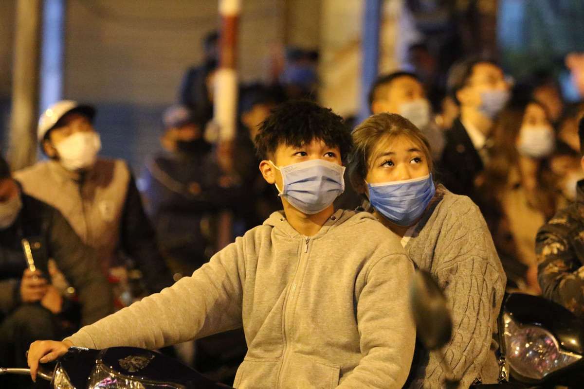 Cặp bạn trẻ đón thời khắc Giao thừa xuân Tân Sửu với màn trình diễn pháo hoa mãn nhãn đầy màu sắc.