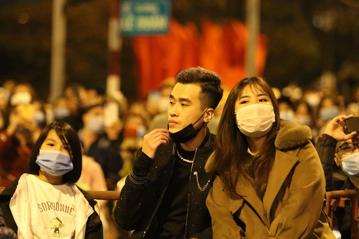 Với những người được đón giao thừa ngay tại Công viên Thống Nhất - điểm bắn pháo hoa duy nhất tại Hà Nội trong dịp này, những chiếc khẩu trang vẫn luôn là vật dụng "bất ly thân".