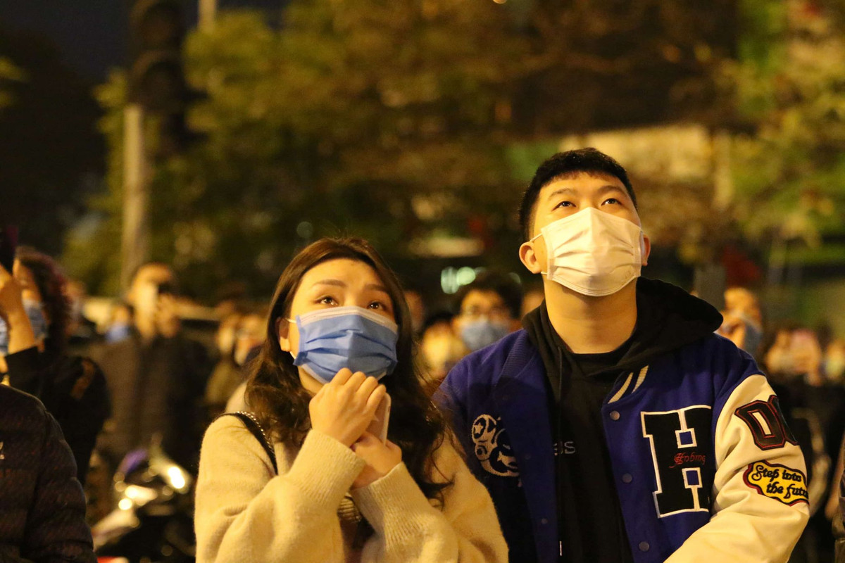 Tại Công viên Thống Nhất, có rất nhiều các bạn trẻ có mặt để được chứng kiến thời khắc bắn pháo hoa, báo hiệu một năm mới an lành, hạnh phúc sắp tới.