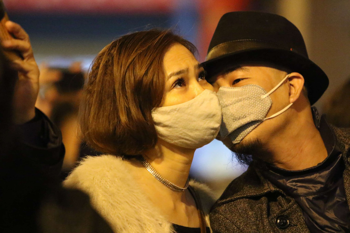 Do Hà Nội chỉ có duy nhất một điểm bắn pháo hoa mừng Giao thừa, rất nhiều người đã lựa chọn việc đón năm mới tại nhà và ngắm pháo hoa thông qua màn ảnh nhỏ.