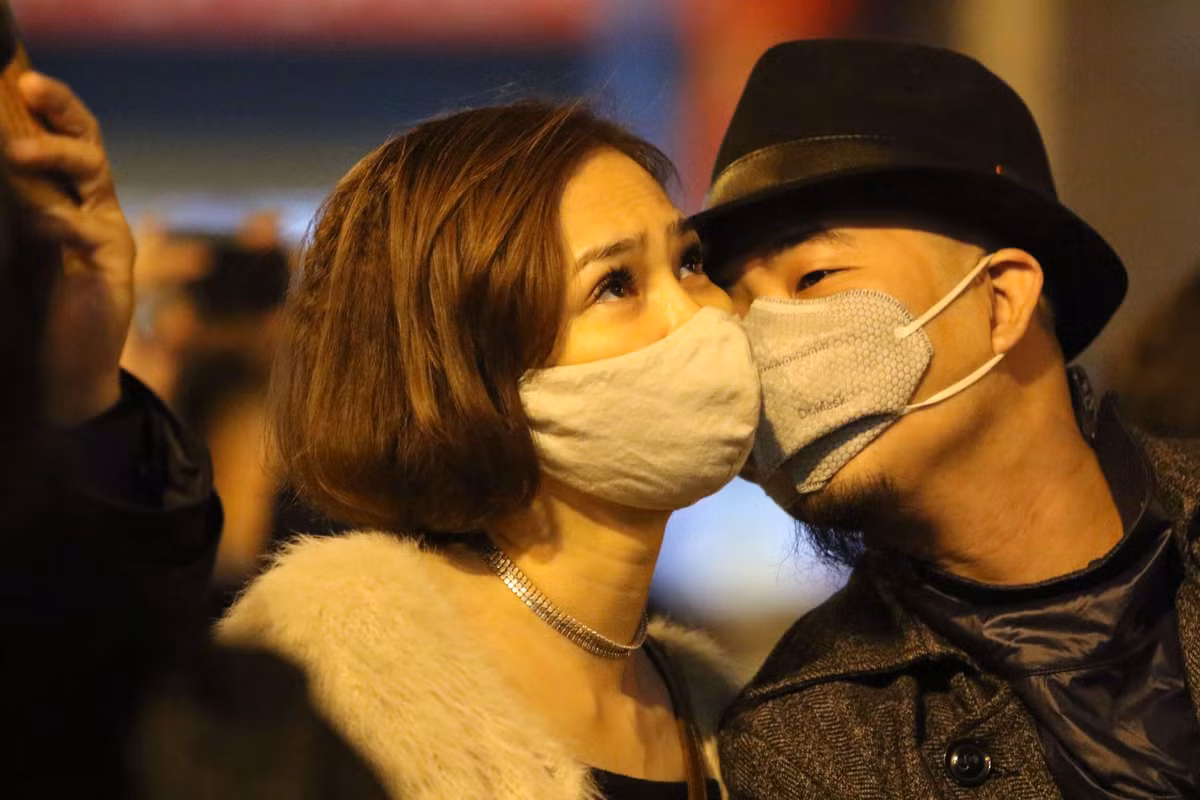 Do Hà Nội chỉ có duy nhất một điểm bắn pháo hoa mừng Giao thừa, rất nhiều người đã lựa chọn việc đón năm mới tại nhà và ngắm pháo hoa thông qua màn ảnh nhỏ.