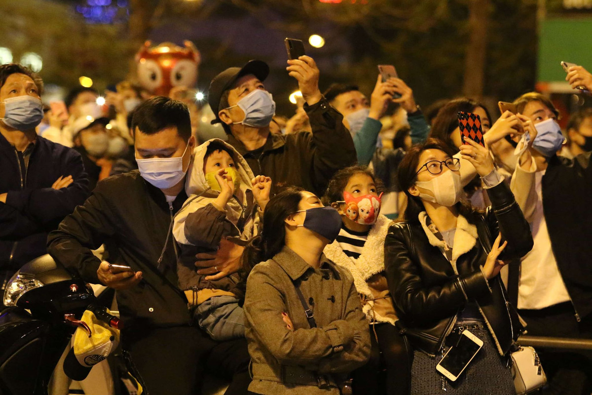 Cũng có không ít gia đình và các em nhỏ được phụ huynh đưa tới Công viên Thống Nhất để ngắm pháo hoa, tất cả đều không quên đeo khẩu trang.