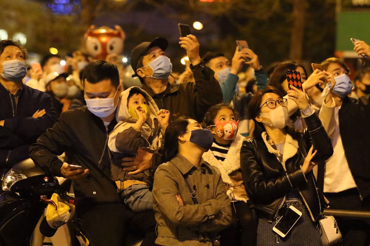 Cũng có không ít gia đình và các em nhỏ được phụ huynh đưa tới Công viên Thống Nhất để ngắm pháo hoa, tất cả đều không quên đeo khẩu trang.